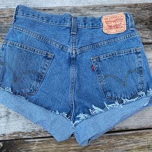 HIGH WAISTED LEVI 550 CUT OFF SHORTS